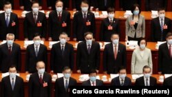 Илустрација - Пратеници со заштитни маски во кинеското Народно собрание