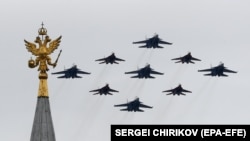 Ruski borbeni avioni tokom vazdušne parade povodom Dana pobede nad Crvenim trgom u Moskvi, Rusija, 9. maja 2020.