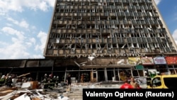 Одна з будівель в центрі Вінниці, пошкоджених російськими ракетними ударами, від яких загинуло понад 20 людей, зокрема 3 дитини. Вінниця, 14 липня 2022 року