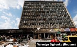 Одна з будівель в центрі Вінниці, пошкоджених російськими ракетними ударами, від яких загинуло понад 27людей. Вінниця, 14 липня 2022 року