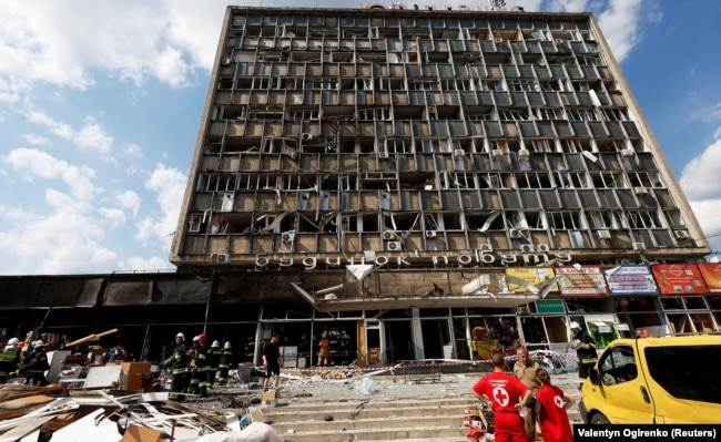 Uno degli edifici nel centro di Vinnytsia danneggiato da attacchi missilistici russi, che hanno ucciso più di 27 persone.  Vinnytsia, 14 luglio 2022