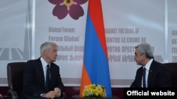 Турб’єрн Яґланн (л) і Серж Сарґсян (п) під час зустрічі в Єревані, 22 квітня 2015 року