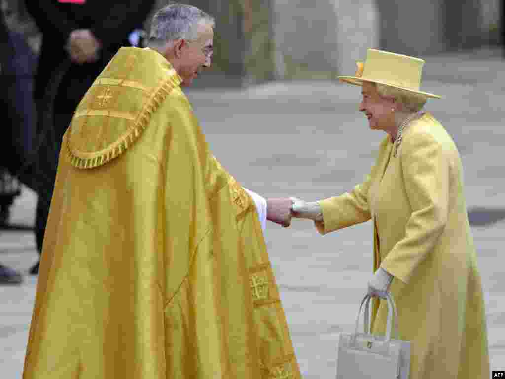 Королева в желтом приветствует настоятеля Вестминстерского аббатства. 29 апреля 2011 года.&nbsp;