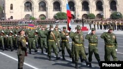 Armenia - Russian soldiers march during an Armenian military parade in Yerevan, 21Sep2011.