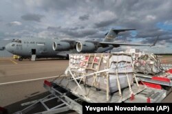 Ajutoarele medicale din Statele Unite, inclusiv 50 ventilatoare, sunt descărcate din avionul american Air Force C-17 pe aeroportul internațional Vnukovo din Moscova, 21 mai 2020