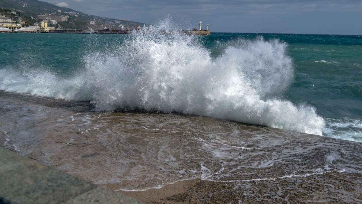 Погода в крыму 28 ноября. Северо Восточный ветер на море. Северо Восточный ветер чёрного моря. Сильный холодный ветер на Черноморском побережье. В Крыму Холодное море июль 2020.