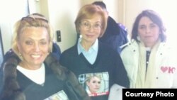 Народні депутати Олександра Кужель, Людмила Денісова і Тетяна Слюз у Харківській лікарні, де лікують Тимошенко, Харків, 16 січня 2013 року