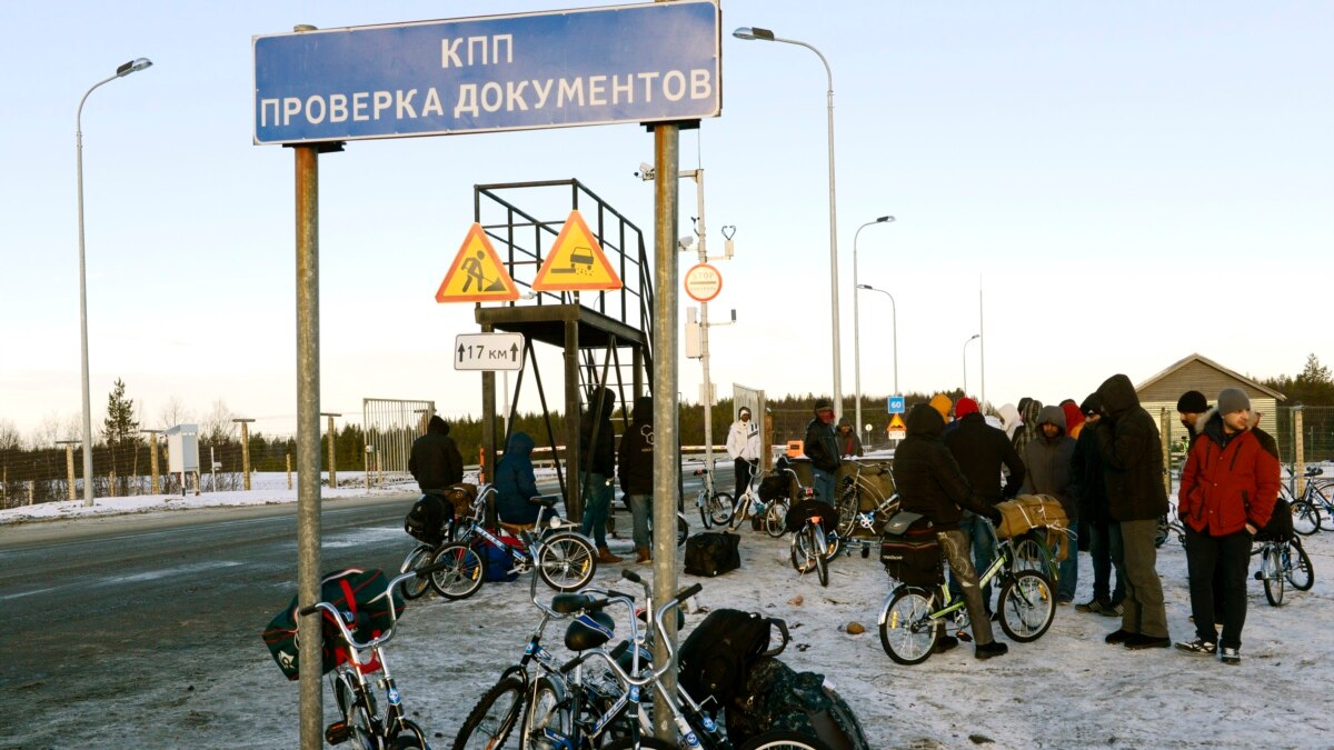 Другой северный. Велосипеды на границе с Норвегией. Велосипеды на норвежской границе. Беженцы велосипед. Мигранты на велосипедах в Норвегию.