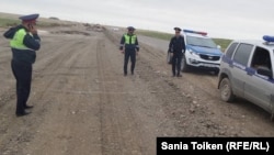 Полицейские на автодороге Актау — Каракия, задержавшие машину с корреспондентом Азаттыка Санией Тойкен. 30 апреля 2016 года. 