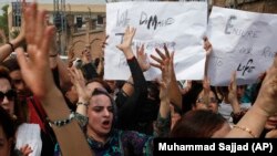 Pakistani transgender people and activists protest to condemn the killing in Peshawar in August 2018.