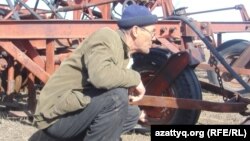 Фермер, ремонтирующий технику. Актюбинская область, апрель 2013 года.