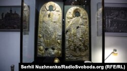 Як повідомляє кореспондент Радіо Свобода, на виставці зібрані врятовані шедеври й унікальні пам’ятки, пов’язані з долею Успенського собору Києво-Печерської лаври