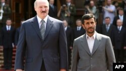  Архивска фотографија
Белорускиот претседател Алексадар Лукашенко и иранскиот претседател Махмуд Ахмадинеџад