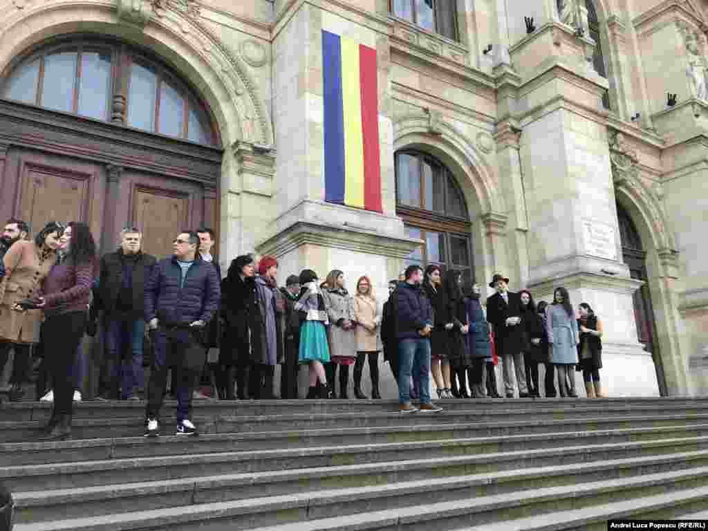 Câteva zeci de magistrați au ieșit, vineri, pe treptele Curții de Apel București, în semn de protest față de OUG 7, care modifică legile justiției