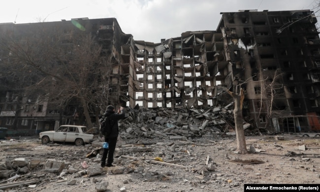 Зруйнований житловий будинок під час облоги міста російськими військами, Маріуполь, 25 березня 2022 року