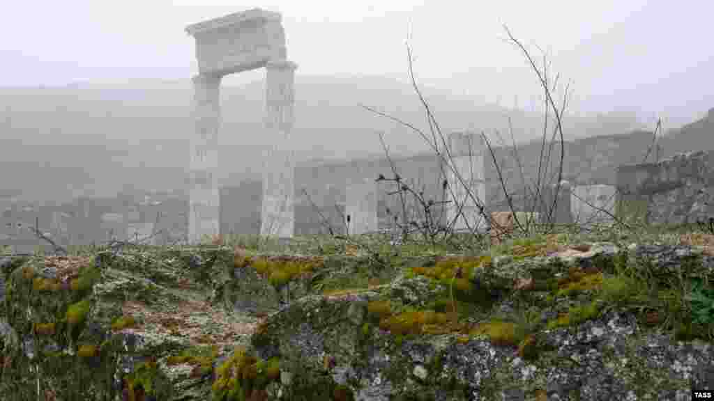 Едва видимые сквозь пелену руины городища Пантикапей на вершине Митридатской горы. Больше фото туманной Керчи &ndash; по ссылке
