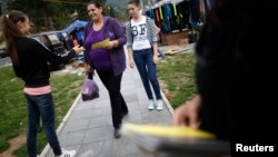 Волонтеры раздают информацию о перепеси населения. Ябланица, 60 километров от Сараево. 27 сентября 2013 года..