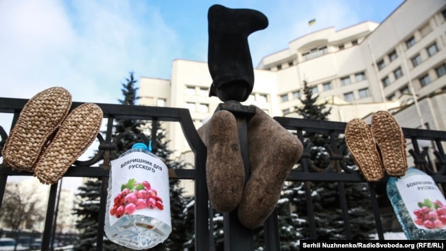 Фоторепортаж: Під КСУ вимагали скасувати «мовний закон Ківалова-Колесніченка»