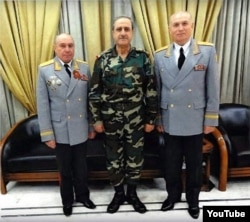Николай Ткачев (слева), министр обороны Сирии Давуд Раджиха (убит в 2012 году) и генерал-майор Владимир Кужеев. Скриншот из видео одной из сирийских антиасадовских группировок, распространявших ложное сообщение о смерти Кужеева