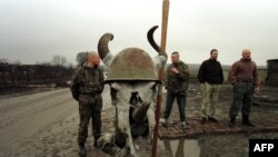 Российские военные в Чечне на фоне черепа животного
