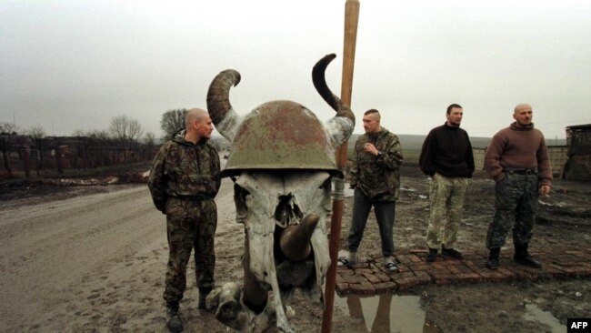 Российские военные в Чечне на фоне черепа животного