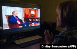 Женщина смотрит фильм «Крым. Путь на Родину»