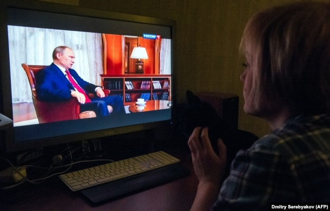 Женщина смотрит фильм «Крым. Путь на Родину»