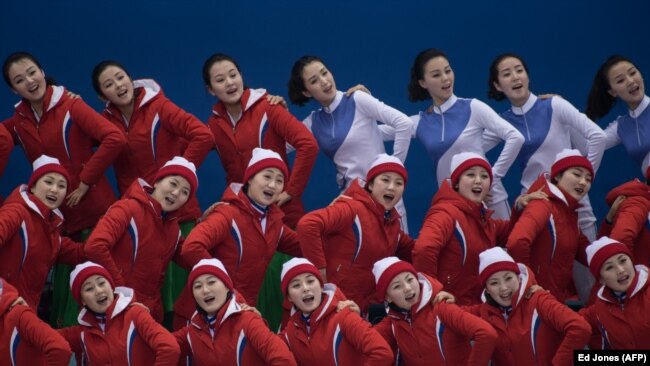 Болельщицы из Северной Кореи поддерживают своих хоккеисток в матче со сборной Японии. Пхенчхан, 14 февраля 2018 года.