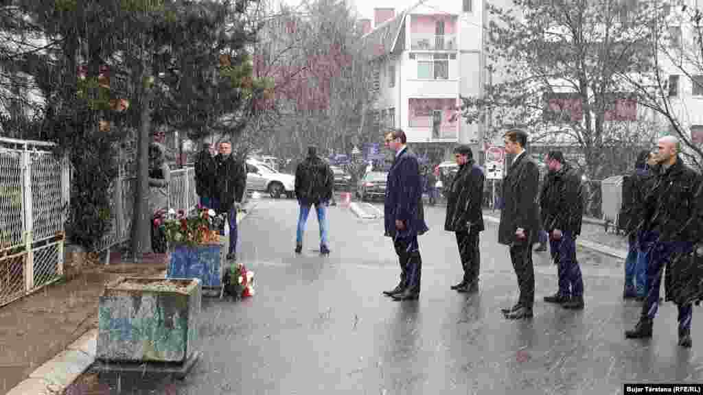 Presidenti i Serbisë, Aleksandar Vuçiq, bën homazhe në vendin ku u vra politikani serb, Oliver Ivanoviq.