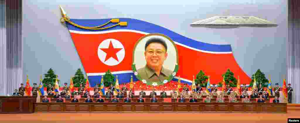Официальные лидеры КНДР на национальном собрании в честь 20-й годовщины принятия поста председателя Северокорейской комиссии по национальной обороне покойным лидером Ким Чен Иром 25 апреля. Дворец культуры в Пхеньяне, 8 апреля 2013 г.