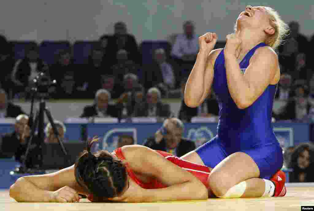 Gruzija - Ukrajinka Tetjana Lavrenčuk slavi pobjedu kojom osvaja bronzanu medalju u meču protiv Mađarice Gabrielle Sleisz na Europskom natjecanju u Tbilisiju, 20. mart 2013. Foto: Reuters / David Mdzinarishvili
