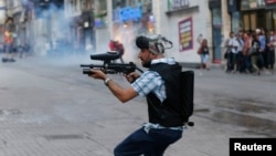 Працівник поліції в цивільному маркує демонстрантів пейнтбольною фарбою, Стамбул, фото 8 липня 2013 року