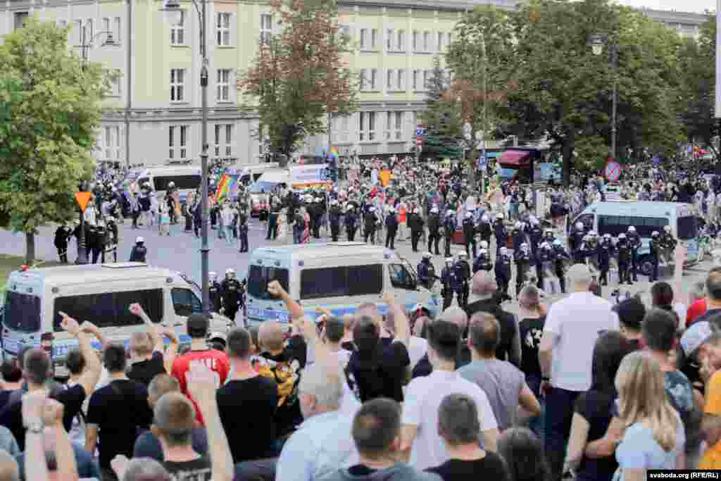 З усёй Польшчы зьвезьлі ў Беласток і адмысловыя атрады паліцыі &mdash; каб ахоўваць дэманстрантаў.