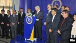 Лидерот на ДУИ, Али Ахмети и партиското раководство на прес-конференција во партиското седиште во Мала Речица.