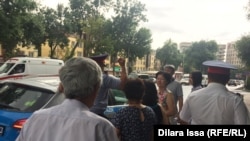 Доставленные к отделению полиции женщины требуют «вернуть их на место задержания». Шымкент, 23 июня 2018 года.