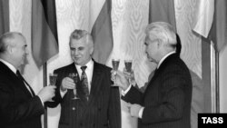 Последний генсек СССР Михаил Горбачёв, первый президент Украины Леонид Кравчук и Иван Силаев, архивное фото