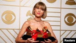 Тейлър Суифт позира с три награди "Грами" на 58-та церемония в Лос Анджелис, Калифорния, 15 февруари 2016 г.