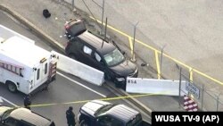 Автомобили, оставленные на месте стрельбы у входа в штаб-квартиру АНБ.
Форт-Мид, штат Мэриленд, 14 февраля 2018 года.