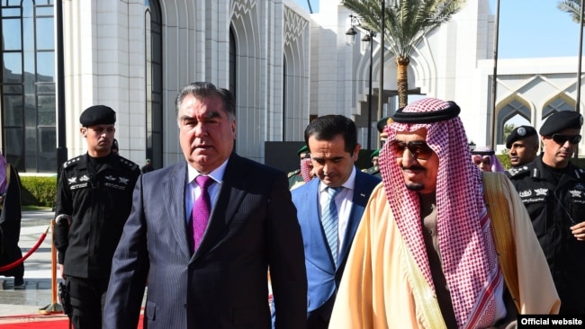 Президент Таджикистана Эмомали Рахмон и король Саудовской Аравии Салман ибн Абдулазиз Оли Сауд