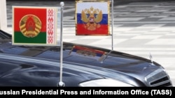 Автомобиль со штандартами президента России и президента Белоруссии у Дворца независимости