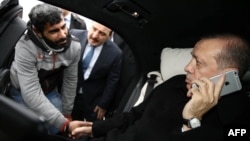 Президент Турции Реджеп Тайип Эрдоган отговорил своего соотечественника от самоубийства.