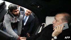 Эрдоган разговаривает с мужчиной