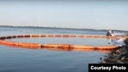 На фото: сбор нефтяного пятна на реке Волга у Сызрани. Фото предоставлено самарским экологическим движением
