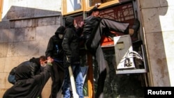 Захват здания областной администрации в Донецке
