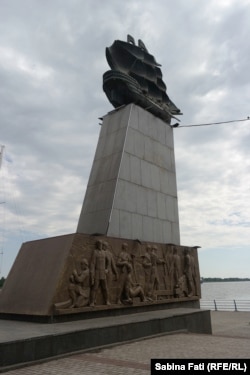 Statuia înălțată în amintirea construcției fregatei „Ecaterina cea Mare”