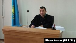 Судья Талгат Курманов, рассматривающий дело о предполагаемом мошенничестве в отношении бывшего заместителя акима Нуринского района. Карагандинская область, 23 сентября 2015 года.
