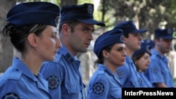 Поліція Грузії оточує один зі складів Global TV у Тбілісі на початку арешту сателітних антен 21 червня 2012 року