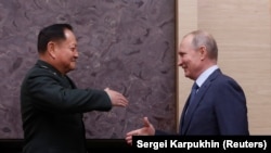Russian President Vladimir Putin (right) and Chinese General Zhang Youxia (file photo)