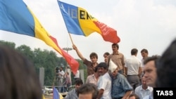 27 august 1991. Miting în centrul Chişinăului în sprijinul deciziei parlamentului care a votat Declaraţia de Independenţă.