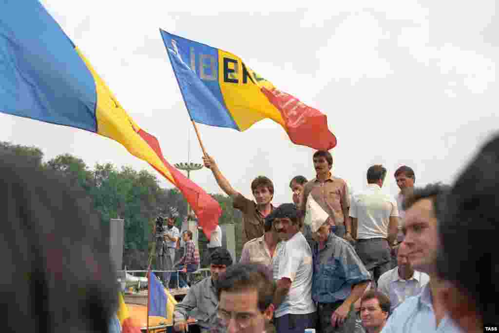 Protesters in Chisinau rally in support the decision of the presidium of the parliament of Moldova on the declaration of independence on August 27, 1991.